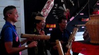 Pertunjukan spontan dengan alat musik Dayak Lundayeh bersama Petualang ACI