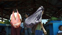 Noken, tas tradisional yang digantung di kepala, adalah aksesoris wajib para wanita.