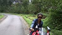 Pose dulu karena sepinya jalanan menuju kawah putih