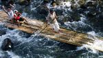 Arung Jeram dengan Bambu, Cuma Ada di Loksado!