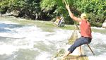Arung Jeram dengan Bambu, Cuma Ada di Loksado!