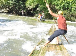Arung Jeram dengan Bambu, Cuma Ada di Loksado!