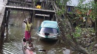 Mendayung perahu di atas sungai rawa