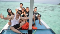 Diatas kapal menuju spot untuk snorkeling