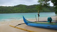 Merapat ke pantai Kiluan yang landai