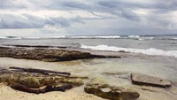Beberapa batu karang yang masih ada di pantai