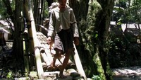 Salah seorang warga Baduy Dalam yang tertangkap kamera sedang melintas di Baduy Luar. Terlihat ia mengenakan ikat kepala putih, jamang, dan samping aros.
