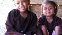 Anak-anak dari Kampung Cipaler, Baduy Luar yang mengenakan baju semacam kebaya berwarna cokelat.