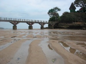 Bale Kambang, Surga Lautan yang Terpinggirkan