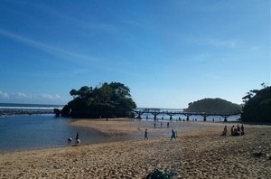 Bale Kambang, Surga Lautan yang Terpinggirkan