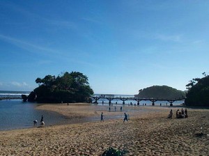 Bale Kambang, Surga Lautan yang Terpinggirkan