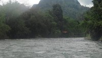 Pemandangan sepanjang Sungai Amandit