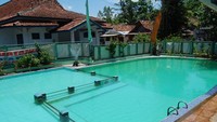Kolam Renang di Pemandian Air Mineral Kali Bacin