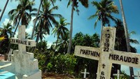 Batu nisan yang tersebar di ujung Pantai Hamadi. Saat terjadinya Perang Dunia II, Pantai Hamadi dan Basege merupakan dua buah lokasi penting bagi pendaratan tentara Amerika.