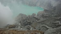 Kawah Ijen yang terjal dan airnya yang berwarna biru kehijaun