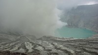 Asap yang mengepul dari Kawah Ijen