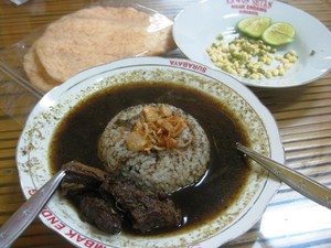 Belum ke Surabaya Kalau Belum Coba Rawon Setan