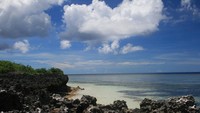 Batu karang hitam di Tanjung Rinu