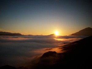 Berjalan Menembus Kabut Bromo