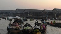 Sungai beserta kehidupan di tepiannya menjadi objek wisata andalan Banjarmasin