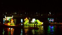Sungai Martapura semarak dipenuhi kerlap-kerlip lampion dari puluhan jukung hias