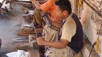 Proses pembuatan keris yang dilakukan oleh pengrajin keris dengan motif dan corak tertentu