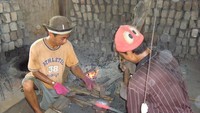 Aktifitas para pandai besi yang sedang menempa besi