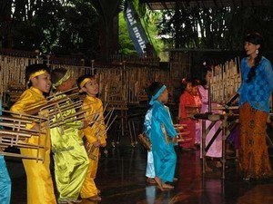 Bermain Angklung yang Mendunia di Saung Angklung Udjo