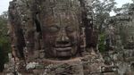 Bermain Petak Umpet dengan dua gadis cilik Kamboja di Angkor.
