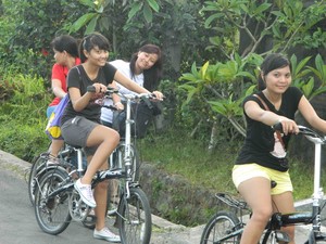 Bersepeda Melewati Hijaunya Ubud