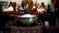 altar dengan berbagai dewa