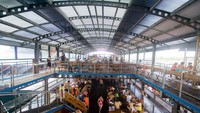 Suasana di dalam kapal apung Quicksilver