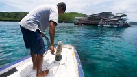 Kapal yang siap mengantar dari dan ke daratan Nusa Penida