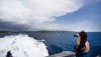 Menikmati pemandangan menuju Nusa Penida