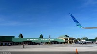 Bandara Frans Kaisiepo. Dulunya bernama Bandara Mokmer. Kurun waktu 1995-2000 pernah menjadi hub Indonesia dan Amerika, melayani penerbangan Biak - Los Angeles.
