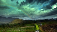 Pelangi yang muncul sehabis hujan, membingkai manis perbukitan di Suroba.
