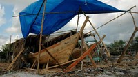 perahu nelayan yang tengah dibuat oleh Pian dan keluarganya