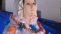 Patung Bunda Maria dengan bekas darah yang telah mengering