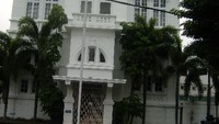 Melewati Gedung Bank Indonesia