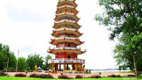 Pagoda Pulo Kemaro menghiasi Si Pulau yang Kesepian.