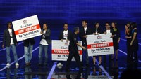 Pimred Budiono Darsono menyalami para juara