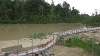 KERUH. Danau Taipi sekarang diisi dengan kumpulan air lumpur akibat banyaknya penambangan emas ilegal di sekitar wilayah danau.