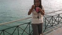Segarnya es kelapa di pinggir pantai