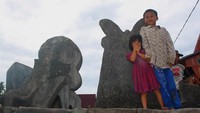 Dua Orang di Desa Hilisimaetana