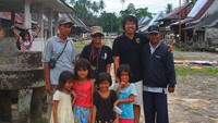 Tim beserta Pak Riswan (kanan) dan anak-anak Botohili