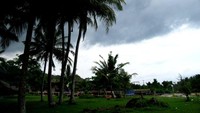 Mendung Hitam di Jalan Menuju Sumur Sebelum Akhirnya Hujan Deras