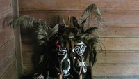ADAT. Patung adat yang tersimpan di sebuah ruangan di Rumah Betang Kampung Kopar.