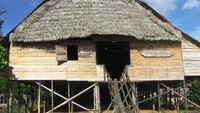 PANJANG. Rumah Betang yang terletak di kampung Kopar yang mampu memuat hingga 17 keluarga di dalamnya.