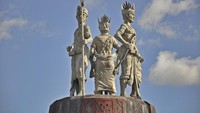 Tugu yang berdiri kokoh ini dihiasi patung dengan pakean 3 kesatria dari TTU