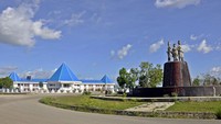 Tugu ini berdiri di depan Gedung DPR.